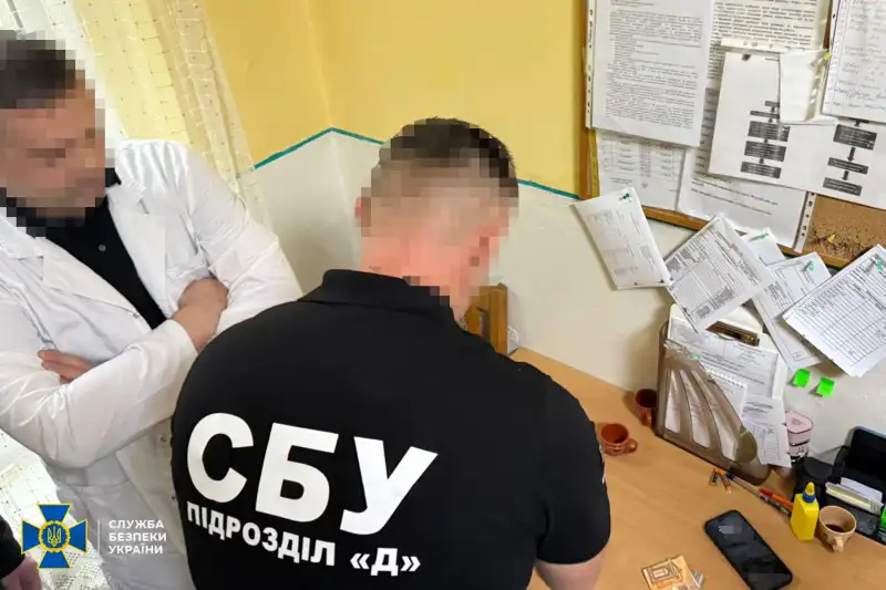Фіктивні діагнози за готівку: на Закарпатті викрили лікаря ВЛК, який “рятував” від мобілізації