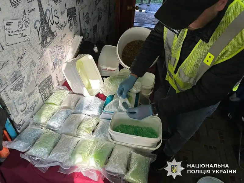 Наркобізнес під ударом: поліція провела понад 200 обшуків по всій Україні