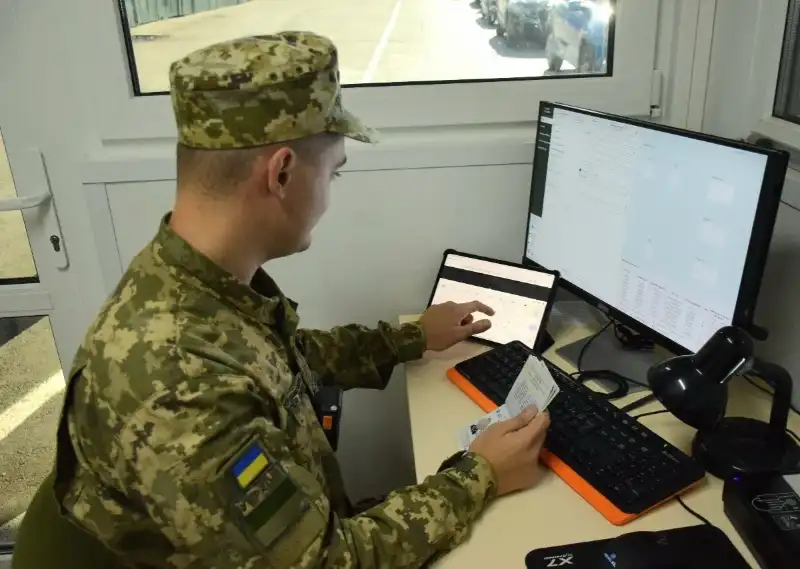 На кордоні зі Словаччиною затримали чоловіка, який перебував у розшуку за кількома статтями