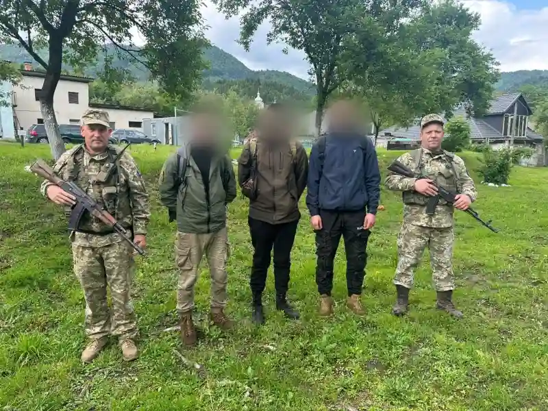 Тікали в Румунію, але заблукали в Карпатах: трьох ухилянтів знайшли за допомогою дрону
