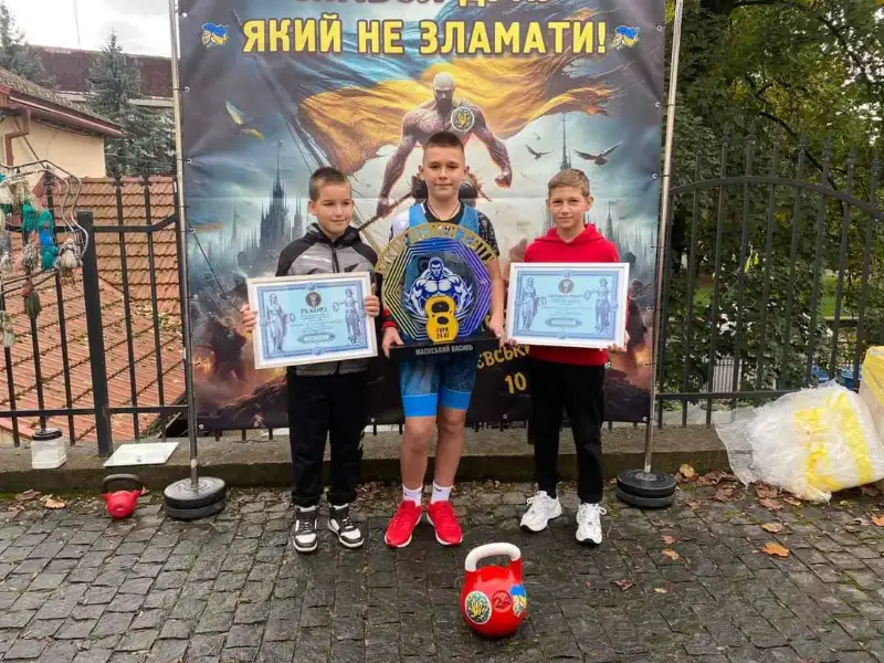 10-річний силач із Мукачева встановив світовий рекорд з підняття гирі
