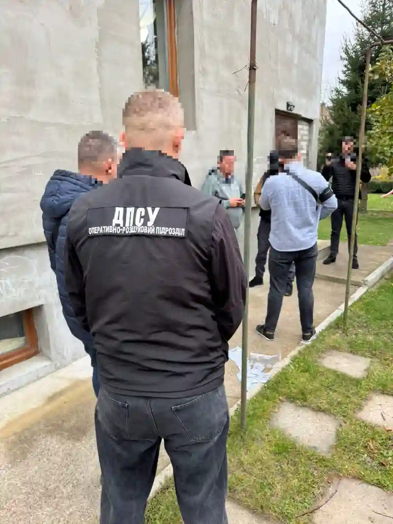 Замість фронту — на продаж: на Львівщині викрили схему торгівлі «гуманітарними» автівками