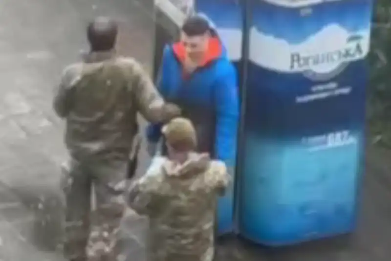 У Харкові військовослужбовцю ТЦК оголосили підозру за побиття місцевого мешканця під час перевірки документів