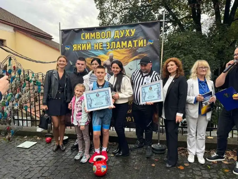 10-річний силач із Мукачева встановив світовий рекорд з підняття гирі